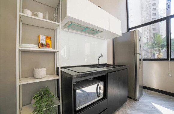 Imóvel de Flayslane segue padrão e é mobiliado e equipado com cooktop, geladeira, cama, sofá, wifi e TV a cabo, além de infraestrutura e serviços pay per use
