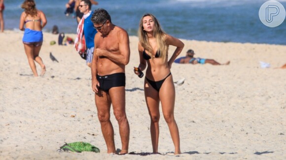 Renato Gaúcho curte dia na praia com a filha, Carol Portaluppi, em Ipanema, zona sul do Rio de Janeiro, nesta terça-feira, 07 de julho de 2020