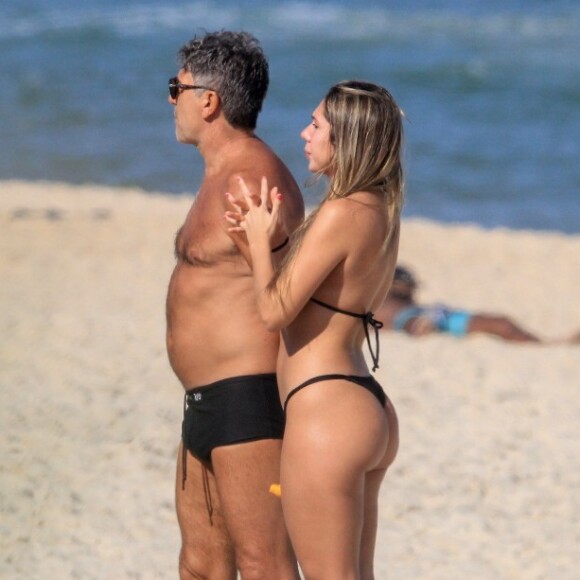Renato Gaúcho renova bronnzeado com a filha, Carol Portaluppi, em Ipanema, zona sul do Rio de Janeiro, nesta terça-feira, 07 de julho de 2020