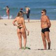  Renato Gaúcho faz o 'segurança' da filha, Carol Portaluppi, na praia de em Ipanema, zona sul do Rio de Janeiro, nesta terça-feira, 07 de julho de 2020 