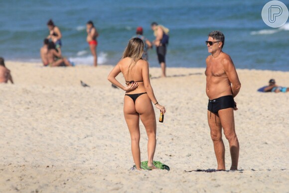 Renato Gaúcho faz o 'segurança' da filha, Carol Portaluppi, na praia de em Ipanema, zona sul do Rio de Janeiro, nesta terça-feira, 07 de julho de 2020