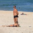  Carol Portaluppi pega sol deitada na areia da praia de Ipanema, zona sul do Rio de Janeiro 
