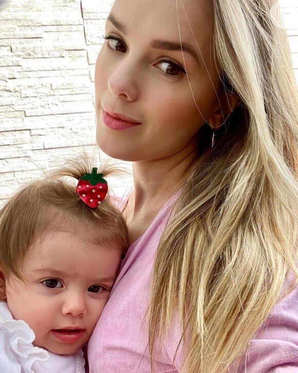 Thaeme compartilhou vídeo da filha, Liz, tomando remédios por conta do crescimento nos dentes