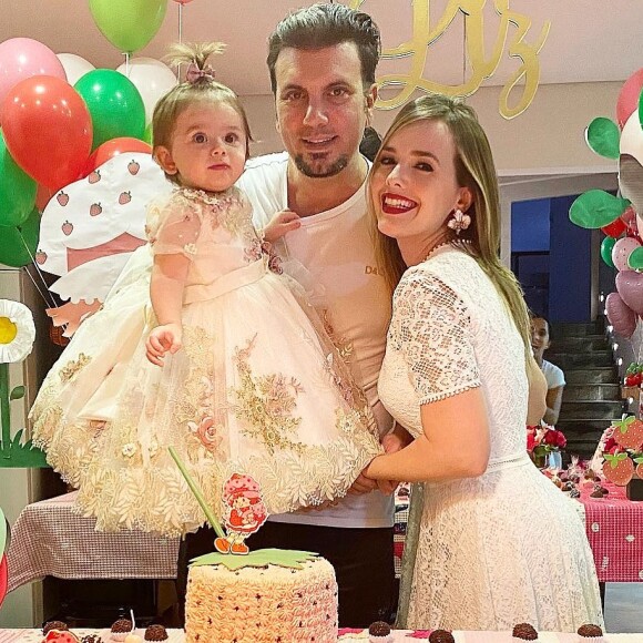 Thaeme Mariôto se encantou com a reação da filha, Liz, de 1 ano, diante dos remédios
