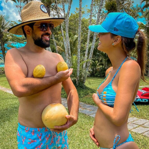 Mulher de Sorocaba, Biah Rodrigues usa roupão e faz vídeo após banho