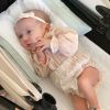Ana Paula Siebert encanta os fãs com fotos da filha, Vicky, de 1 mês