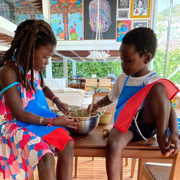 Filhos de Giovanna Ewbank e Bruno Gagliasso, Títi e Bless estão animados para conhecer Zyan