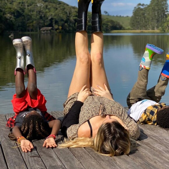 Giovanna Ewbank e Bruno Gagliasso postaram os mesmos cliques para mostrar o rosto do terceiro filho do casal, Zyan