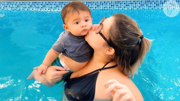 Marília Mendonça curte piscina com filho, Léo, neste sábado, 11 de julho de 2020