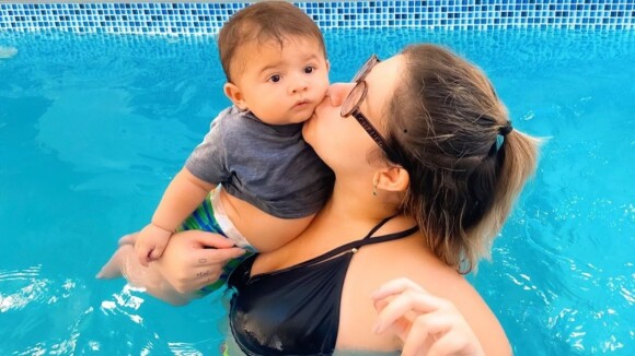 Marília Mendonça curte piscina com o filho, Léo: 'Sensação mais gostosa'. Foto!