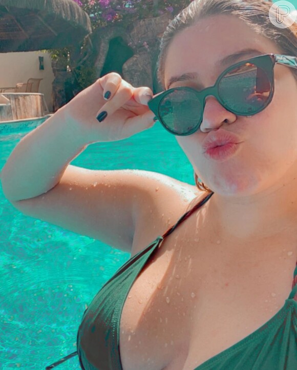 Marília Mendonça aproveita sol para levar filho a piscina