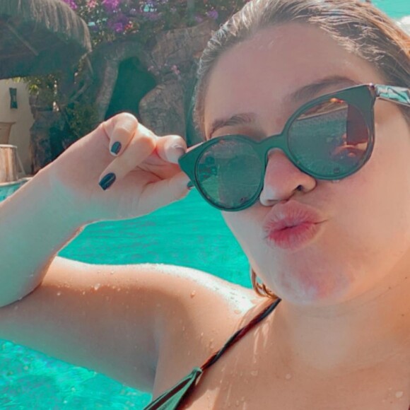 Marília Mendonça aproveita sol para levar filho a piscina