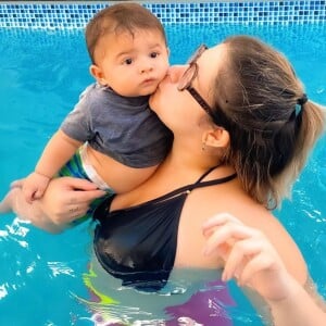 Marília Mendonça aparece de biquíni em foto com filho