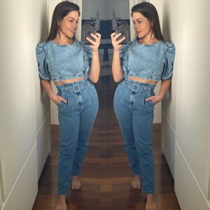 Look all jeans: Thais Fersoza usa blusa com mangas bufantes e calça com fivela