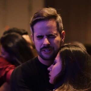 Dupla de Simaria, Simone ganha zoação do marido em vídeo ao lado de porta