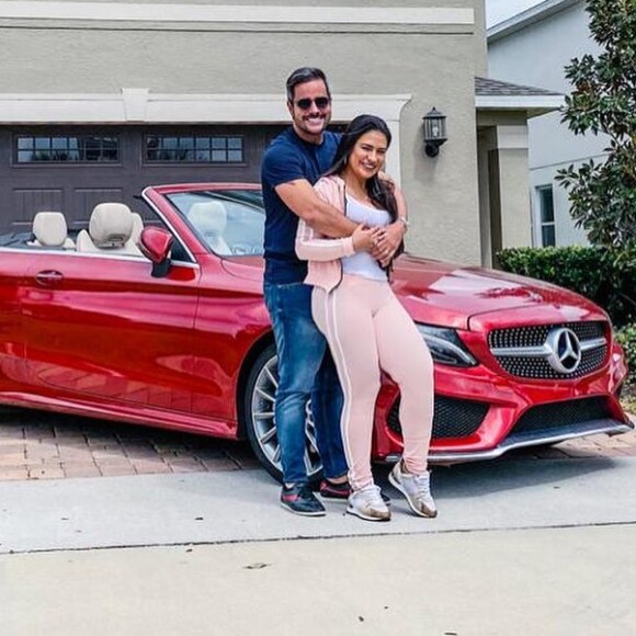 Simone é comparada com tamanho de porta da casa em vídeo com marido