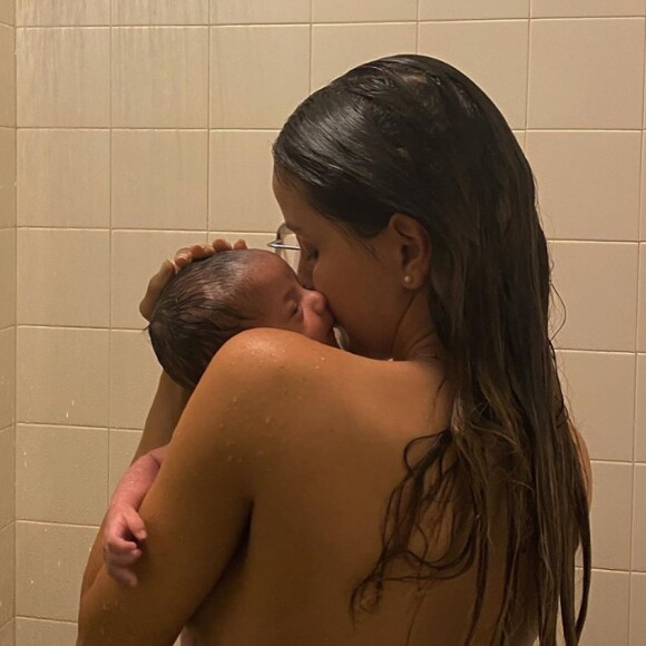 Biah Rodrigues toma banho com o filho, Theo