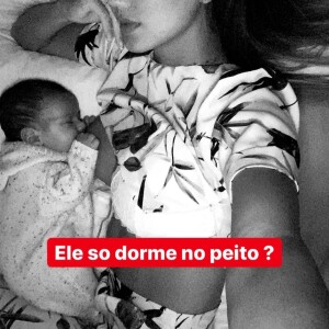 Biah Rodrigues posta foto do filho, Theo, dormindo enquanto mama