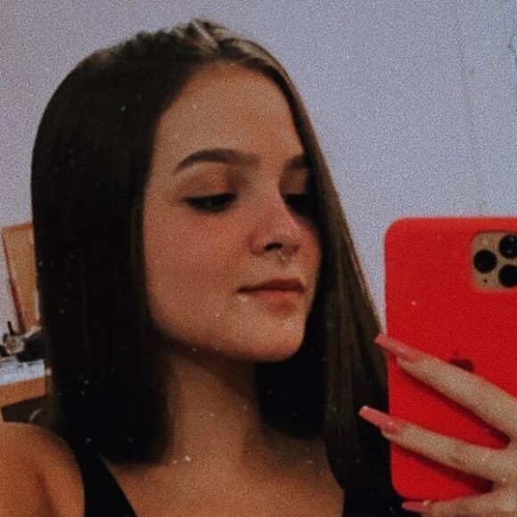 Mel Maia aposta em biquíni neon em passeio