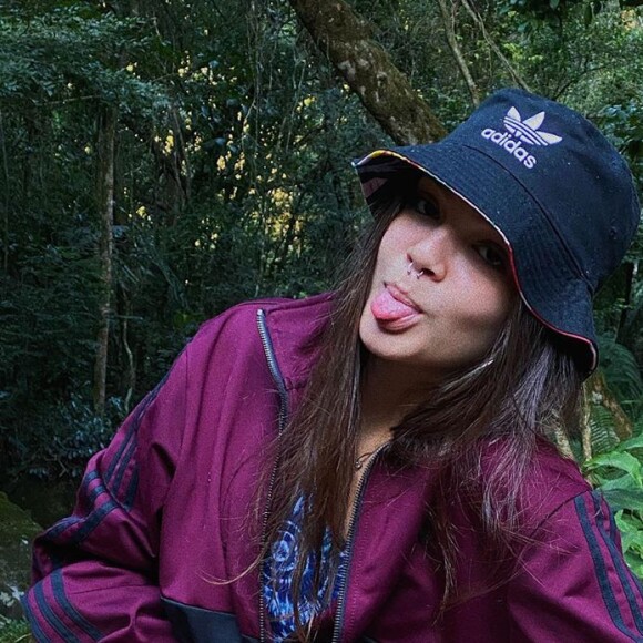 Mel Maia se joga na trend neon em look