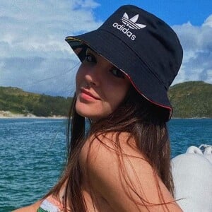 Mel Maia exibe foto com bucket hat !