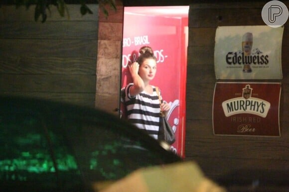 Isis Valverde é vista sem o namorado, Tom Rezende, em bar da Barra da Tijuca, no Rio de Janeiro, em 28 de fevereiro de 2013