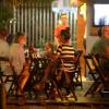 Isis Valverde fuma em bar do Rio de Janeiro