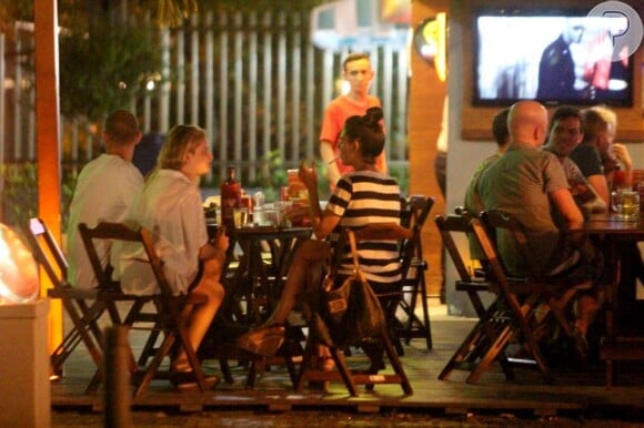 Isis Valverde fuma em bar do Rio de Janeiro