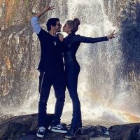 Grazi Massafera e Caio Castro viajam de moto e fazem foto romântica em cachoeira