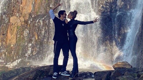 Grazi Massafera e Caio Castro viajam de moto e fazem foto romântica em cachoeira