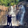 Grazi Massafera e Caio Castro posaram para uma foto romântica na frente da cachoeira