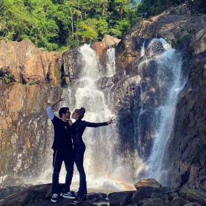 Grazi Massafera e Caio Castro posaram para uma foto romântica na frente da cachoeira