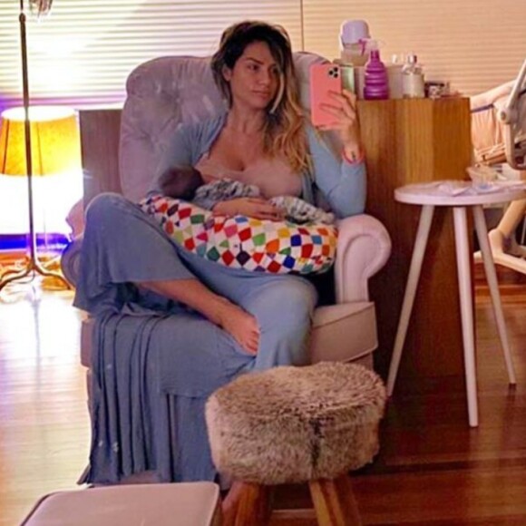 Giovanna Ewbank mostra amamentação do filho Zyan em foto no Instagram
