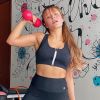 Larissa Manoela mantém boa forma com exercícios