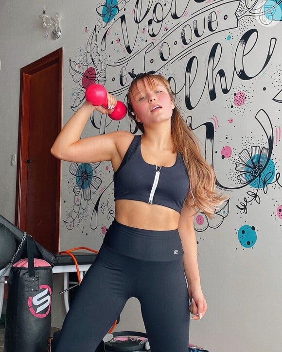 Larissa Manoela mantém boa forma com exercícios