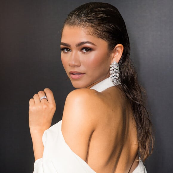 Zendaya exibe cabelo estilo wet hair, que deixa qualquer visual com ar mais sofisticado