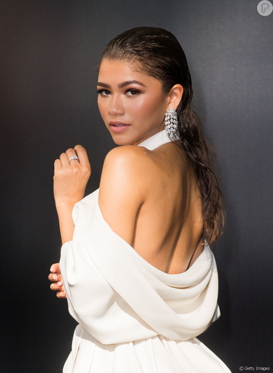 Zendaya exibe cabelo estilo wet hair, que deixa qualquer visual com ar