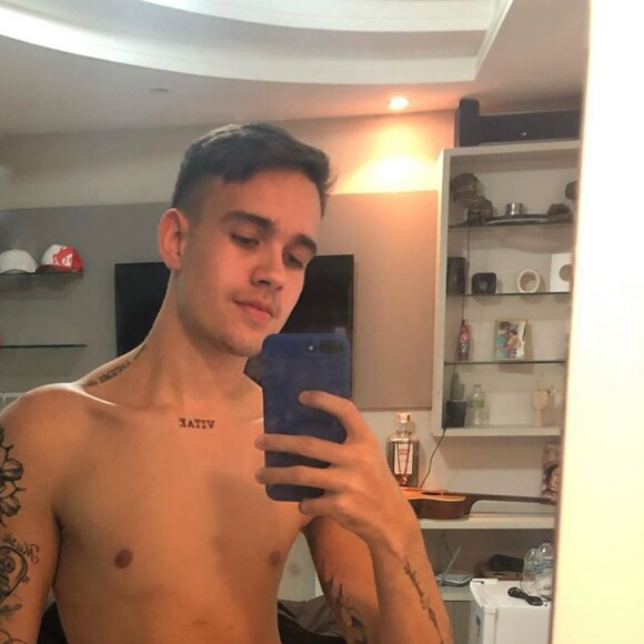 Filho de Solange Almeida, Rafael posta foto de cueca após emagrecer