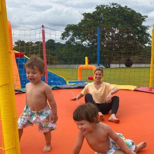 Andressa Suita se divertiu com os filhos na festa em casa