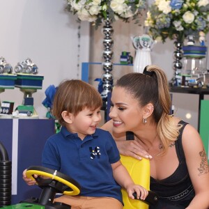 Andressa Suita tieta o filho aniversariante, Samuel, em festa com família