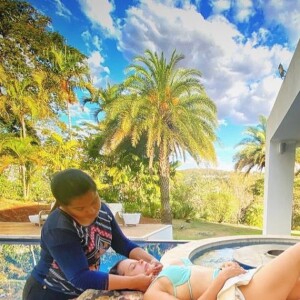 Maiara, irmã de Maraisa, apareceu fazendo massagem em casa