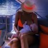 Ana Paula Sieber amamenta filha em passeio de barco. Veja momento especial!