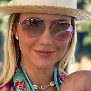 Ana Paula Siebert, de biquíni, amamenta filha em passeio de barco. Veja momento especial!