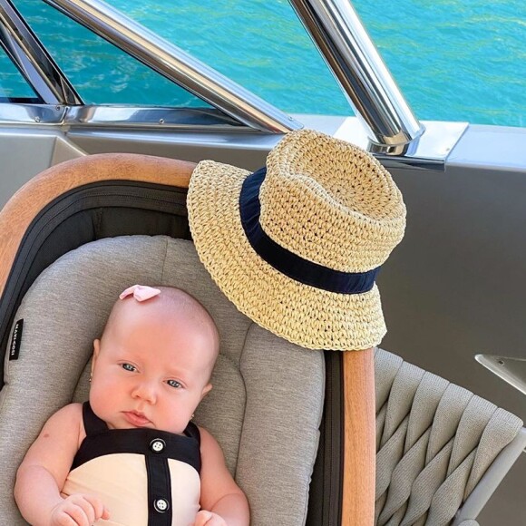 Filha de Roberto Justus curte passeio de barco com Ana Paula Siebert