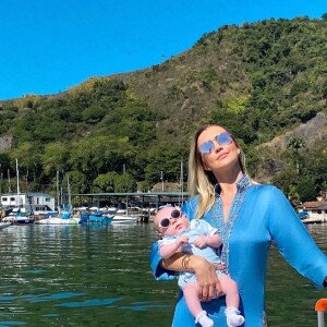 Ana Paula Siebert curte passeio de barco com filha