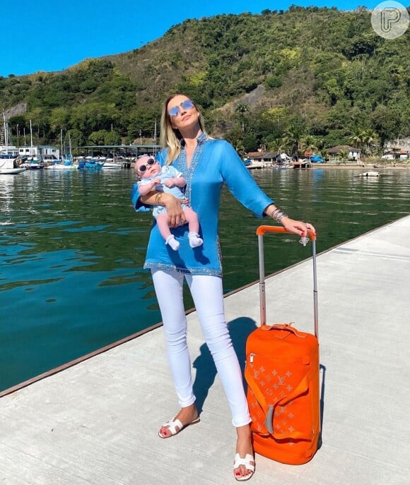 Ana Paula Siebert curte passeio de barco com filha