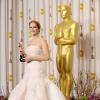 Jennifer Lawrence, vestindo um Dior, levou um tombo na hora de receber o troféu