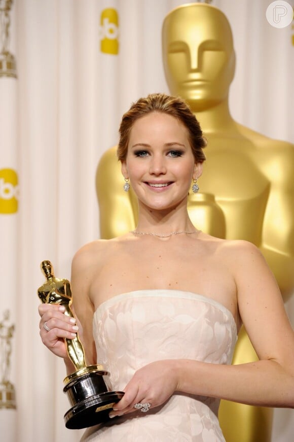 Jennifer Lawrence revelou em entrevista que está ficando cansada porque as mulheres chegam a ela pedindo para apresentá-las a Bradley Cooper