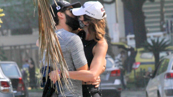 Luciana Gimenez exibe corpo sequinho e beija namorado ao caminhar em praia do RJ