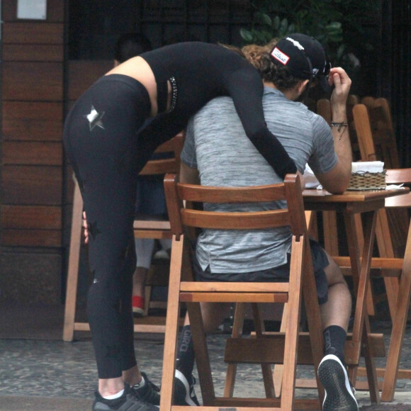 Luciana Gimenez troca chamegos com o namorado, Eduardo Buffara, em lanchonete no Rio de Janeiro